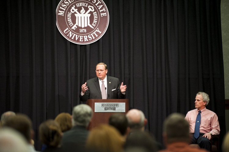 Keenum Talks to Faculty Senate