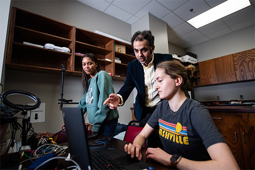 Amirtahà Taebi works with students in his lab